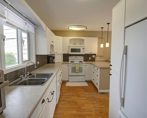 2105 25 Avenue, Vernon, BC - Indoor Photo Showing Kitchen With Double Sink