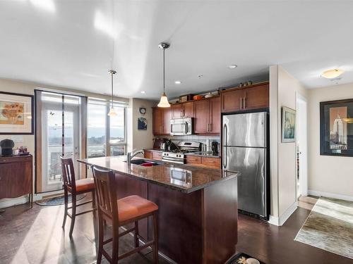 1008-1160 Bernard Avenue, Kelowna, BC - Indoor Photo Showing Kitchen With Stainless Steel Kitchen