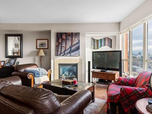 1008-1160 Bernard Avenue, Kelowna, BC - Indoor Photo Showing Living Room With Fireplace