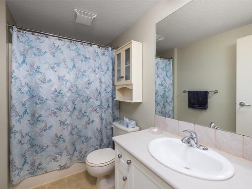 117-240 Mcintosh Road, Kelowna, BC - Indoor Photo Showing Bathroom