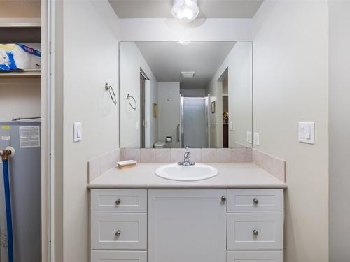 117-240 Mcintosh Road, Kelowna, BC - Indoor Photo Showing Bathroom