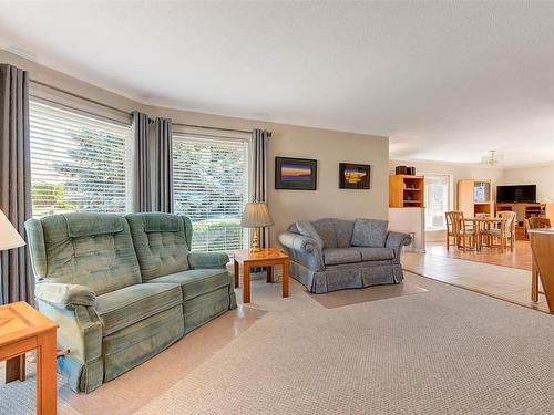 1667 Sonora Drive, Kelowna, BC - Indoor Photo Showing Living Room