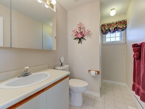 1667 Sonora Drive, Kelowna, BC - Indoor Photo Showing Bathroom