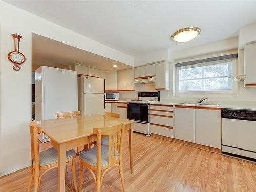 1667 Sonora Drive, Kelowna, BC - Indoor Photo Showing Kitchen