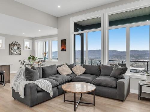 2232 Lavetta Drive, Kelowna, BC - Indoor Photo Showing Living Room