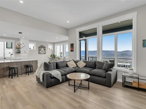 2232 Lavetta Drive, Kelowna, BC - Indoor Photo Showing Living Room