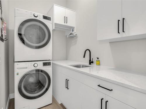 2232 Lavetta Drive, Kelowna, BC - Indoor Photo Showing Laundry Room