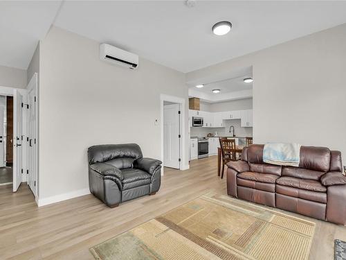 2232 Lavetta Drive, Kelowna, BC - Indoor Photo Showing Living Room