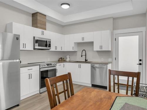 2232 Lavetta Drive, Kelowna, BC - Indoor Photo Showing Kitchen