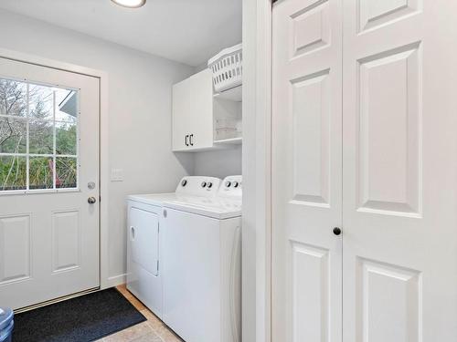 1077 Sussex Road, West Kelowna, BC - Indoor Photo Showing Laundry Room
