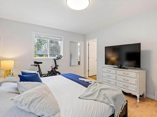 1077 Sussex Road, West Kelowna, BC - Indoor Photo Showing Bedroom