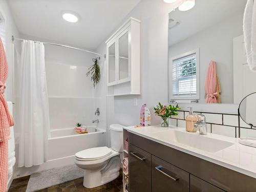1077 Sussex Road, West Kelowna, BC - Indoor Photo Showing Bathroom