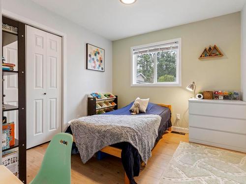 1077 Sussex Road, West Kelowna, BC - Indoor Photo Showing Bedroom