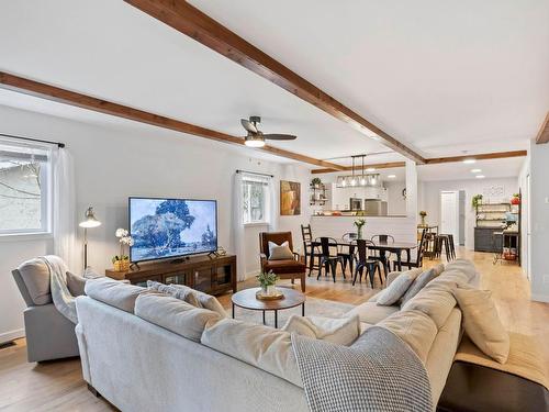 1077 Sussex Road, West Kelowna, BC - Indoor Photo Showing Living Room