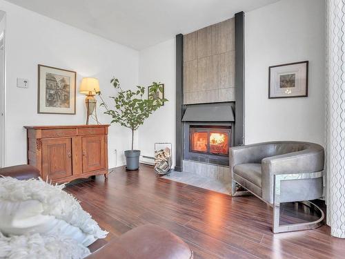 Salle familiale - 1122 Rue De Bromont, Longueuil (Le Vieux-Longueuil), QC - Indoor Photo Showing Living Room With Fireplace