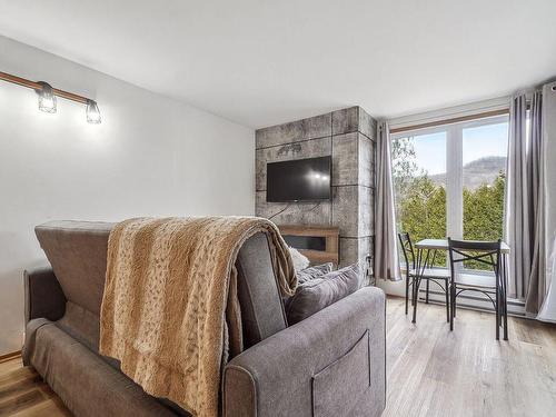 Salon - 201-120B Rue Du Mont-Plaisant, Mont-Tremblant, QC - Indoor Photo Showing Living Room With Fireplace