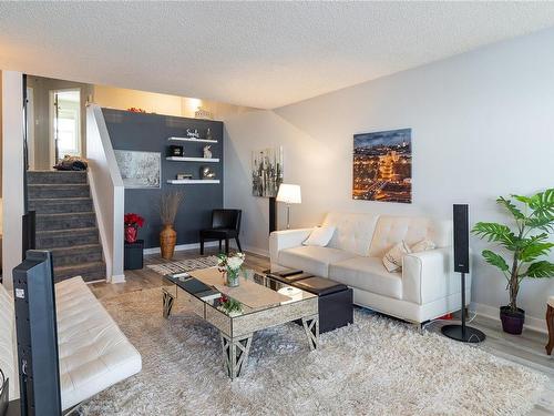 204B-6231 Blueback Rd, Nanaimo, BC - Indoor Photo Showing Living Room