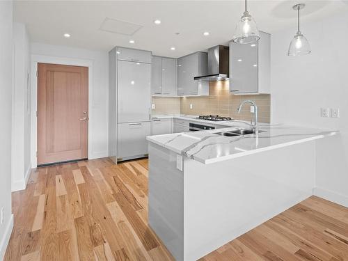 410-916 Lyall St, Esquimalt, BC - Indoor Photo Showing Kitchen With Upgraded Kitchen