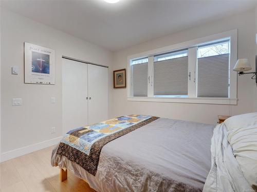 1-1146 Caledonia Ave, Victoria, BC - Indoor Photo Showing Bedroom