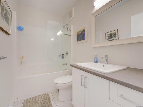 1-1146 Caledonia Ave, Victoria, BC - Indoor Photo Showing Bathroom