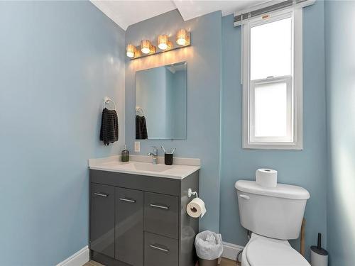 1060 Wharncliffe Rd, Duncan, BC - Indoor Photo Showing Bathroom