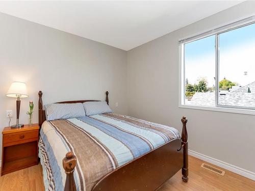 1060 Wharncliffe Rd, Duncan, BC - Indoor Photo Showing Bedroom