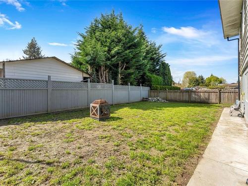 1060 Wharncliffe Rd, Duncan, BC - Outdoor With Backyard