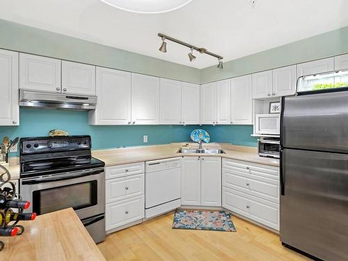 107-2777 Barry Rd, Mill Bay, BC - Indoor Photo Showing Kitchen