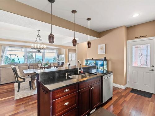 6068 Breonna Dr, Nanaimo, BC - Indoor Photo Showing Kitchen With Double Sink