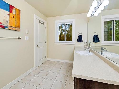 2328 Chilco Rd, View Royal, BC - Indoor Photo Showing Bathroom