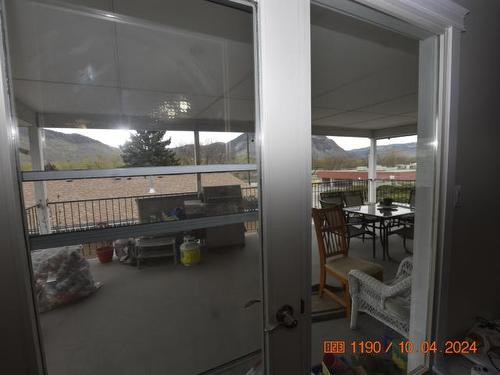 760 Walkem Road, Kamloops, BC - Indoor Photo Showing Living Room
