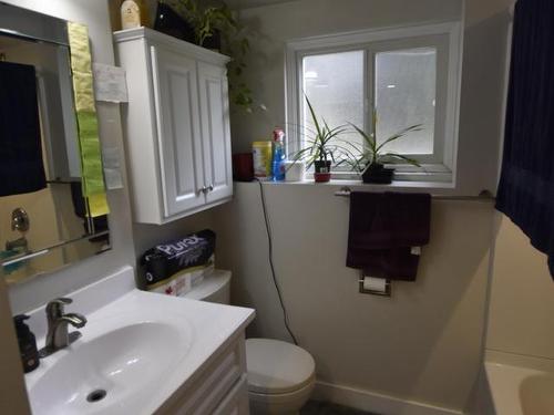 760 Walkem Road, Kamloops, BC - Indoor Photo Showing Bathroom