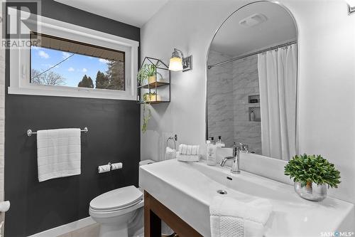 2710 Clarence Avenue S, Saskatoon, SK - Indoor Photo Showing Bathroom