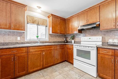 135 Theodore Drive, Hamilton, ON - Indoor Photo Showing Kitchen