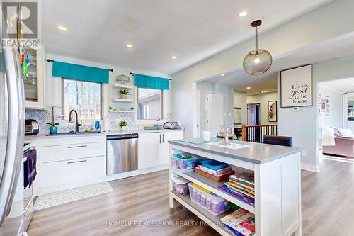 823 Essa Road, Barrie, ON - Indoor Photo Showing Kitchen With Upgraded Kitchen