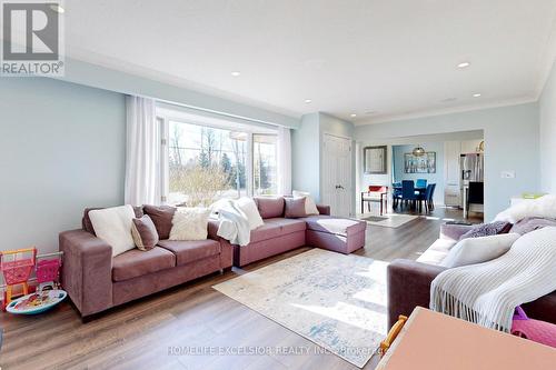 823 Essa Road, Barrie, ON - Indoor Photo Showing Living Room