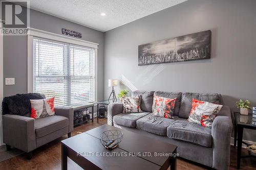14 Page Street, St. Catharines, ON - Indoor Photo Showing Living Room