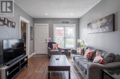 14 Page Street, St. Catharines, ON - Indoor Photo Showing Living Room