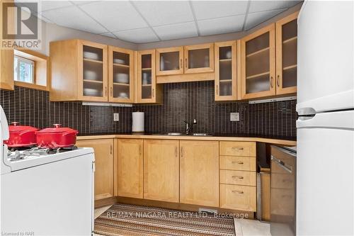 16 Burnham Crt, Grimsby, ON - Indoor Photo Showing Kitchen