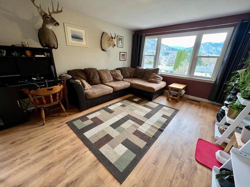 632 10Th Avenue, Castlegar, BC - Indoor Photo Showing Living Room