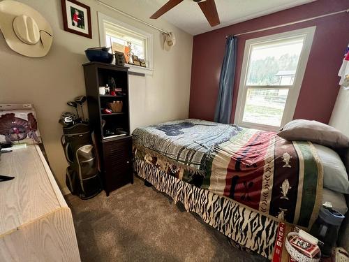 632 10Th Avenue, Castlegar, BC - Indoor Photo Showing Bedroom