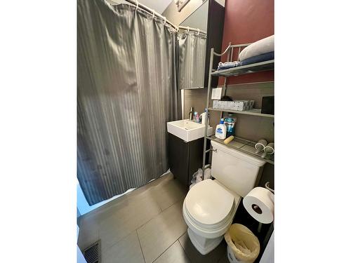632 10Th Avenue, Castlegar, BC - Indoor Photo Showing Bathroom