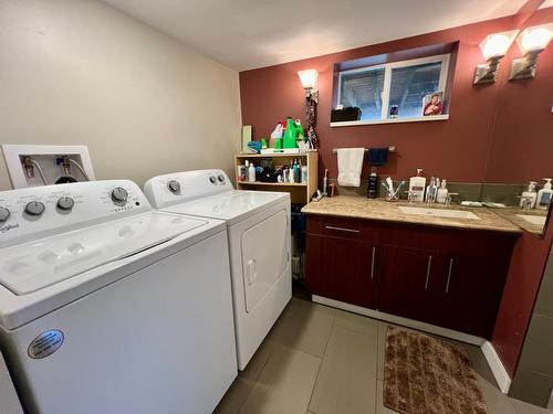 632 10Th Avenue, Castlegar, BC - Indoor Photo Showing Laundry Room