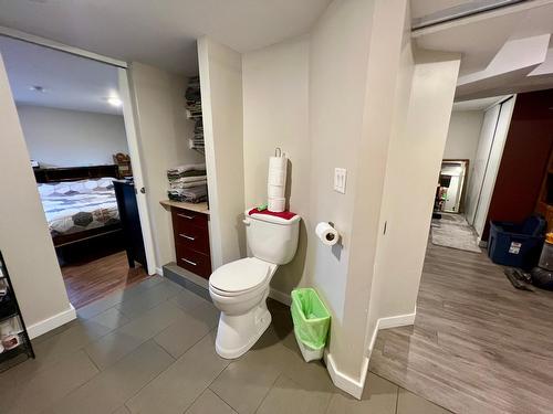 632 10Th Avenue, Castlegar, BC - Indoor Photo Showing Bathroom
