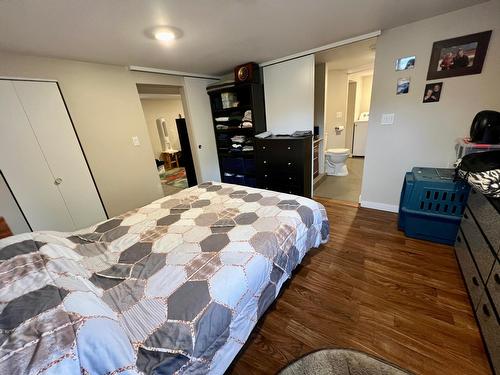 632 10Th Avenue, Castlegar, BC - Indoor Photo Showing Bedroom
