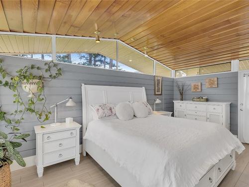 3818 Gellatly Road, West Kelowna, BC - Indoor Photo Showing Bedroom
