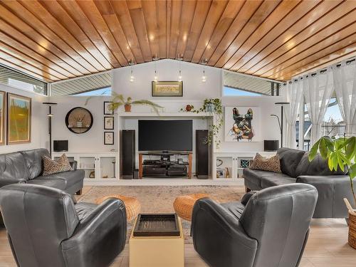 3818 Gellatly Road, West Kelowna, BC - Indoor Photo Showing Living Room