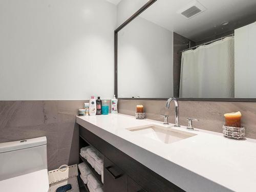 1608-1181 Sunset Drive, Kelowna, BC - Indoor Photo Showing Bathroom