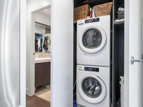 810-1181 Sunset Drive, Kelowna, BC - Indoor Photo Showing Laundry Room