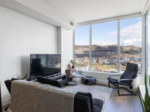 1401-1191 Sunset Drive, Kelowna, BC - Indoor Photo Showing Living Room